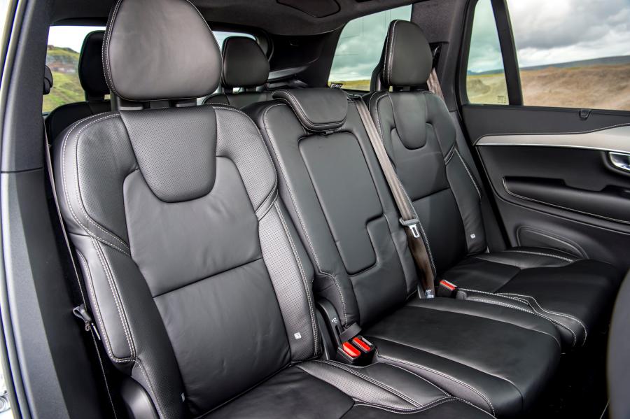 Интерьер Volvo XC90 T8 Twin Engine R-Design 2019 года  (UK) (фото 11 из 40)